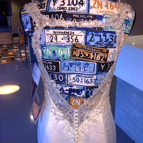 Bridal mermaid button down wedding gown - Picture 2 of 8